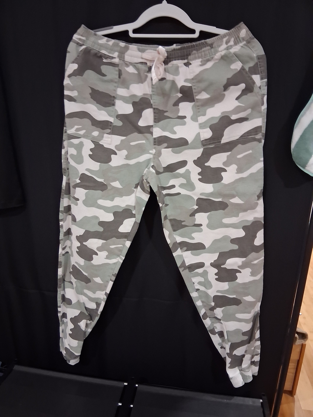 refuge Men's Camo Sweatpants in Green and Gray